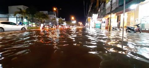 Triều cường kết hợp nước lũ từ thượng nguồn sông Mekong, Cần Thơ ngập nặng - Ảnh 8. Triều cường kết hợp nước lũ từ thượng nguồn sông Mekong, Cần Thơ ngập nặng - Ảnh 8.
