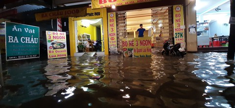 Triều cường kết hợp nước lũ từ thượng nguồn sông Mekong, Cần Thơ ngập nặng - Ảnh 10. Triều cường kết hợp nước lũ từ thượng nguồn sông Mekong, Cần Thơ ngập nặng - Ảnh 10.