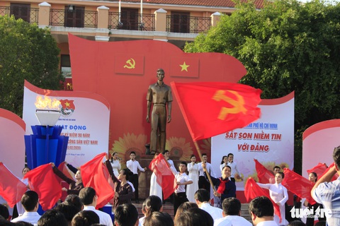 Tiểu Vy, Bình Minh rước đuốc phát động kỷ niệm ngày 3-2 - Ảnh 2. Tiểu Vy, Bình Minh rước đuốc phát động kỷ niệm ngày 3-2 - Ảnh 2.