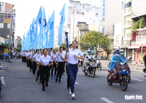 Tiểu Vy, Bình Minh rước đuốc phát động kỷ niệm ngày 3-2 - Ảnh 7. Tiểu Vy, Bình Minh rước đuốc phát động kỷ niệm ngày 3-2 - Ảnh 7.