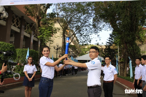 Tiểu Vy, Bình Minh rước đuốc phát động kỷ niệm ngày 3-2 - Ảnh 8. Tiểu Vy, Bình Minh rước đuốc phát động kỷ niệm ngày 3-2 - Ảnh 8.