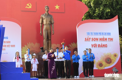 Tiểu Vy, Bình Minh rước đuốc phát động kỷ niệm ngày 3-2 - Ảnh 4. Tiểu Vy, Bình Minh rước đuốc phát động kỷ niệm ngày 3-2 - Ảnh 4.