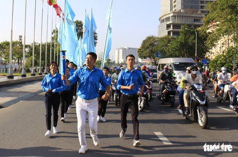 Tiểu Vy, Bình Minh rước đuốc phát động kỷ niệm ngày 3-2 - Ảnh 9. Tiểu Vy, Bình Minh rước đuốc phát động kỷ niệm ngày 3-2 - Ảnh 9.