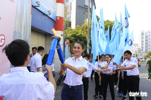 Tiểu Vy, Bình Minh rước đuốc phát động kỷ niệm ngày 3-2 - Ảnh 6. Tiểu Vy, Bình Minh rước đuốc phát động kỷ niệm ngày 3-2 - Ảnh 6.