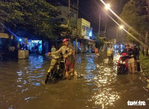 Vỡ bờ bao tại quận 8, hàng trăm hộ dân ngập chìm trong nước - Ảnh 6. Vỡ bờ bao tại quận 8, hàng trăm hộ dân ngập chìm trong nước - Ảnh 6.