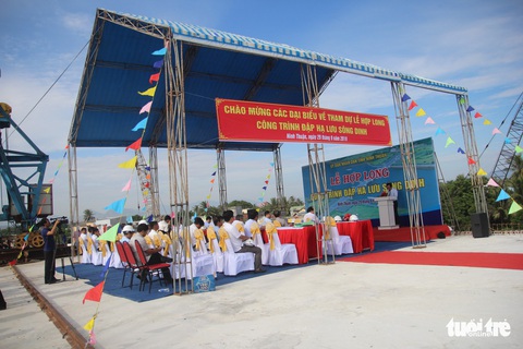 Hợp long đập dâng hạ lưu ngăn mặn giữ ngọt sông Dinh Ninh Thuận - Ảnh 2. Hợp long đập dâng hạ lưu ngăn mặn giữ ngọt sông Dinh Ninh Thuận - Ảnh 2.