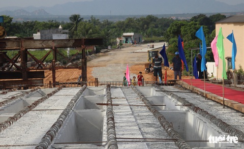 Hợp long đập dâng hạ lưu ngăn mặn giữ ngọt sông Dinh Ninh Thuận - Ảnh 4. Hợp long đập dâng hạ lưu ngăn mặn giữ ngọt sông Dinh Ninh Thuận - Ảnh 4.