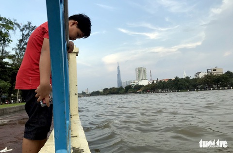 Triều cường dâng cao, nhiều đường ven sông tại TP.HCM ngập nặng - Ảnh 3. Triều cường dâng cao, nhiều đường ven sông tại TP.HCM ngập nặng - Ảnh 3.