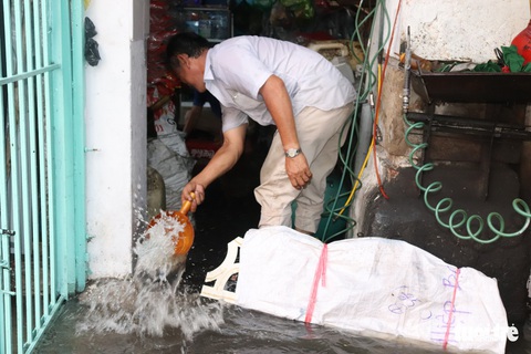 Triều cường dâng cao, nhiều đường ven sông tại TP.HCM ngập nặng - Ảnh 4. Triều cường dâng cao, nhiều đường ven sông tại TP.HCM ngập nặng - Ảnh 4.