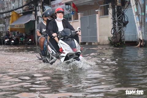 Triều cường dâng cao, nhiều đường ven sông tại TP.HCM ngập nặng - Ảnh 5. Triều cường dâng cao, nhiều đường ven sông tại TP.HCM ngập nặng - Ảnh 5.