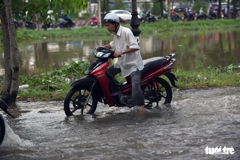 Van ngăn triều kẹt gây ngập nặng đợt triều đầu mùa - Ảnh 1. Van ngăn triều kẹt gây ngập nặng đợt triều đầu mùa - Ảnh 1.