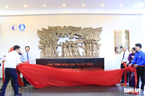 Tiểu Vy, Bình Minh rước đuốc phát động kỷ niệm ngày 3-2 - Ảnh 10. Tiểu Vy, Bình Minh rước đuốc phát động kỷ niệm ngày 3-2 - Ảnh 10.