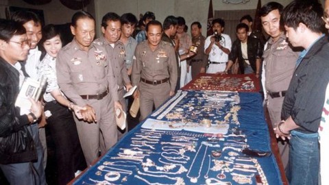 Bí ẩn viên kim cương xanh bị đánh cắp của ông hoàng Saudi - Ảnh 3. Bí ẩn viên kim cương xanh bị đánh cắp của ông hoàng Saudi - Ảnh 3.