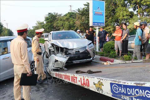 Xe sang Lexus húc đuôi xe Hyundai gây tai nạn liên hoàn - Ảnh 1. Xe sang Lexus húc đuôi xe Hyundai gây tai nạn liên hoàn - Ảnh 1.
