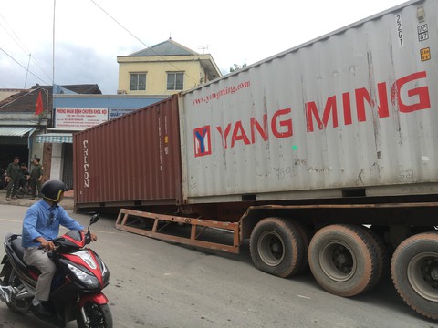 Container chục tấn lại rớt xuống đường - Ảnh 2. Container chục tấn lại rớt xuống đường - Ảnh 2.