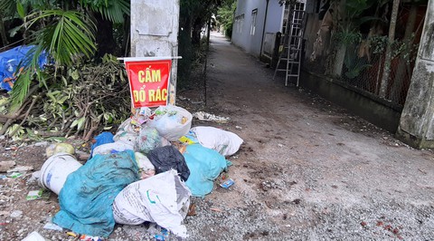 Dân chặn xe vào bãi rác, rác chất đống khắp phố phường - Ảnh 3. Dân chặn xe vào bãi rác, rác chất đống khắp phố phường - Ảnh 3.