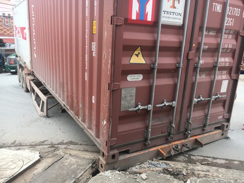 Container chục tấn lại rớt xuống đường - Ảnh 3. Container chục tấn lại rớt xuống đường - Ảnh 3.