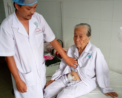 Phẫu thuật lấy sỏi bàng quang khủng cho cụ bà - Ảnh 1. Phẫu thuật lấy sỏi bàng quang khủng cho cụ bà - Ảnh 1.