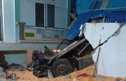 Xe đầu kéo lao vào nhà dân, hai vợ chồng tử vong - Ảnh 1. Xe đầu kéo lao vào nhà dân, hai vợ chồng tử vong - Ảnh 1.