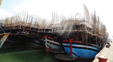 Tàu câu mực với 44 ngư dân bị chìm trên biển Trường Sa, 3 người mất tích - Ảnh 1. Tàu câu mực với 44 ngư dân bị chìm trên biển Trường Sa, 3 người mất tích - Ảnh 1.