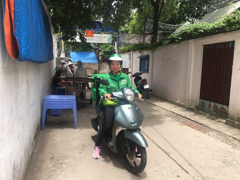 Nữ tài xế Grab thích làm chuyện bao đồng - Ảnh 2. Nữ tài xế Grab thích làm chuyện bao đồng - Ảnh 2.