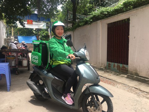 Nữ tài xế Grab thích làm chuyện bao đồng - Ảnh 1. Nữ tài xế Grab thích làm chuyện bao đồng - Ảnh 1.