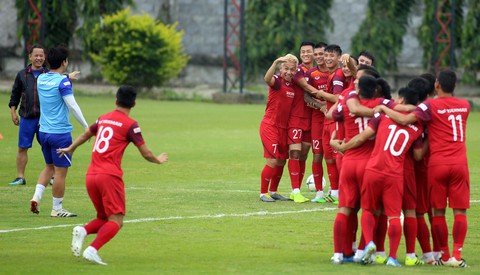 Tuyển Việt Nam cực kỳ vui vẻ trên sân tập chờ đấu Thái Lan - Ảnh 5. Tuyển Việt Nam cực kỳ vui vẻ trên sân tập chờ đấu Thái Lan - Ảnh 5.