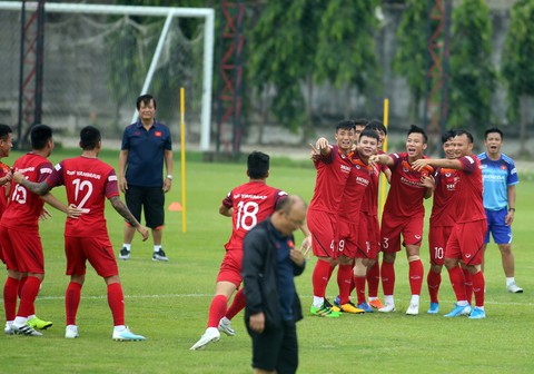 Tuyển Việt Nam cực kỳ vui vẻ trên sân tập chờ đấu Thái Lan - Ảnh 6. Tuyển Việt Nam cực kỳ vui vẻ trên sân tập chờ đấu Thái Lan - Ảnh 6.