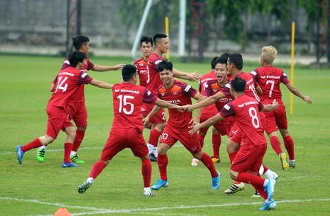 Tuyển Việt Nam cực kỳ vui vẻ trên sân tập chờ đấu Thái Lan - Ảnh 1. Tuyển Việt Nam cực kỳ vui vẻ trên sân tập chờ đấu Thái Lan - Ảnh 1.