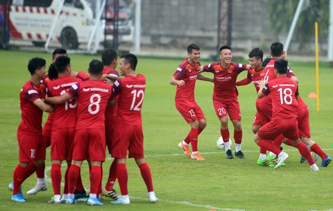 Tuyển Việt Nam cực kỳ vui vẻ trên sân tập chờ đấu Thái Lan - Ảnh 8. Tuyển Việt Nam cực kỳ vui vẻ trên sân tập chờ đấu Thái Lan - Ảnh 8.