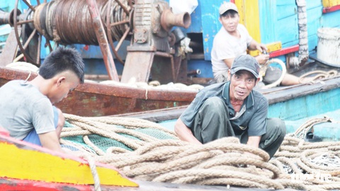 Tàu nằm bờ sau bão, ngư dân lại thấp thỏm lo áp thấp dồn dập - Ảnh 4. Tàu nằm bờ sau bão, ngư dân lại thấp thỏm lo áp thấp dồn dập - Ảnh 4.