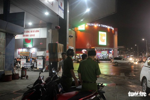 Truy bắt nhóm 10 người rượt chém một thanh niên nguy kịch - Ảnh 1. Truy bắt nhóm 10 người rượt chém một thanh niên nguy kịch - Ảnh 1.