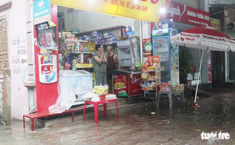 TP Vinh mưa xối xả ngập đường, phụ huynh vất vả đưa con đến trường - Ảnh 3. TP Vinh mưa xối xả ngập đường, phụ huynh vất vả đưa con đến trường - Ảnh 3.