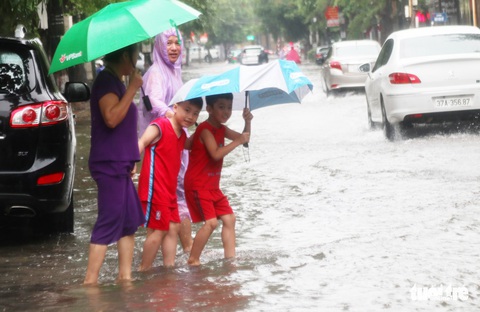 TP Vinh mưa xối xả ngập đường, phụ huynh vất vả đưa con đến trường - Ảnh 6. TP Vinh mưa xối xả ngập đường, phụ huynh vất vả đưa con đến trường - Ảnh 6.