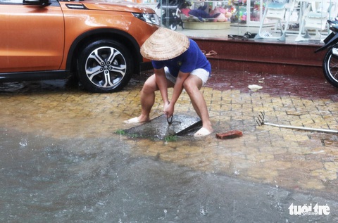 TP Vinh mưa xối xả ngập đường, phụ huynh vất vả đưa con đến trường - Ảnh 7. TP Vinh mưa xối xả ngập đường, phụ huynh vất vả đưa con đến trường - Ảnh 7.
