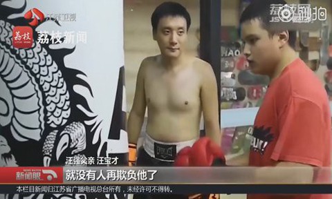 Người cha nuôi dạy con bị bại não thành nhà vô địch boxing - Ảnh 1. Người cha nuôi dạy con bị bại não thành nhà vô địch boxing - Ảnh 1.