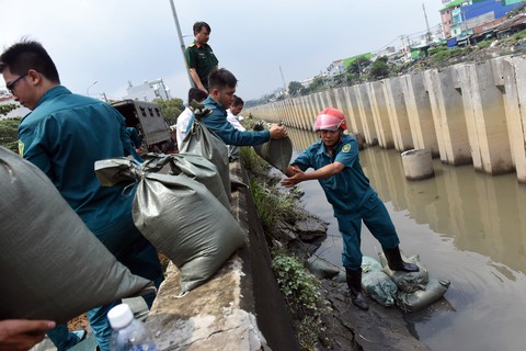 Triều cường đầu năm vượt báo động 3, TP.HCM ứng phó khẩn - Ảnh 1. Triều cường đầu năm vượt báo động 3, TP.HCM ứng phó khẩn - Ảnh 1.