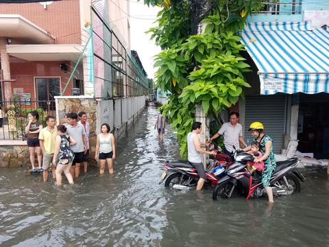 Triều cường kỷ lục, nước sông nước cống bủa vây nhiều tuyến đường TP.HCM - Ảnh 16. Triều cường kỷ lục, nước sông nước cống bủa vây nhiều tuyến đường TP.HCM - Ảnh 16.