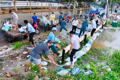 Triều cường kỷ lục, nước sông nước cống bủa vây nhiều tuyến đường TP.HCM - Ảnh 15. Triều cường kỷ lục, nước sông nước cống bủa vây nhiều tuyến đường TP.HCM - Ảnh 15.