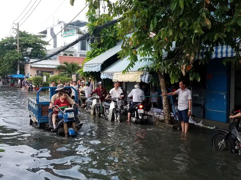 Triều cường kỷ lục, nước sông nước cống bủa vây nhiều tuyến đường TP.HCM - Ảnh 13. Triều cường kỷ lục, nước sông nước cống bủa vây nhiều tuyến đường TP.HCM - Ảnh 13.