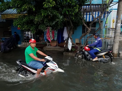 Triều cường kỷ lục, nước sông nước cống bủa vây nhiều tuyến đường TP.HCM - Ảnh 6. Triều cường kỷ lục, nước sông nước cống bủa vây nhiều tuyến đường TP.HCM - Ảnh 6.