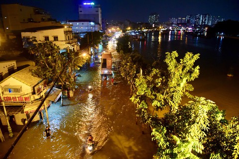 Triều cường kỷ lục, nước sông nước cống bủa vây nhiều tuyến đường TP.HCM - Ảnh 2. Triều cường kỷ lục, nước sông nước cống bủa vây nhiều tuyến đường TP.HCM - Ảnh 2.