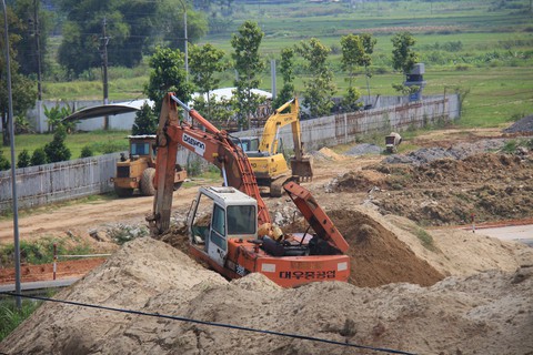 Bãi cát không phép án ngữ cửa ngõ TP Quảng Ngãi - Ảnh 1. Bãi cát không phép án ngữ cửa ngõ TP Quảng Ngãi - Ảnh 1.