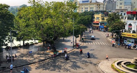 Dự kiến cấm đường quanh hồ Hoàn Kiếm, dân kinh doanh lo lắng - Ảnh 1. Dự kiến cấm đường quanh hồ Hoàn Kiếm, dân kinh doanh lo lắng - Ảnh 1.