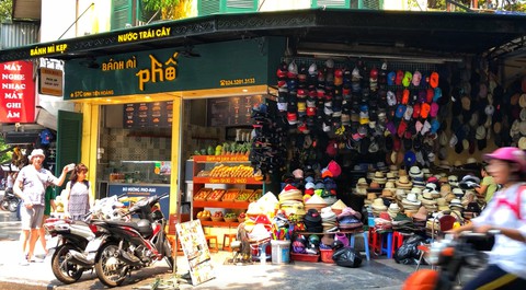 Dự kiến cấm đường quanh hồ Hoàn Kiếm, dân kinh doanh lo lắng - Ảnh 4. Dự kiến cấm đường quanh hồ Hoàn Kiếm, dân kinh doanh lo lắng - Ảnh 4.