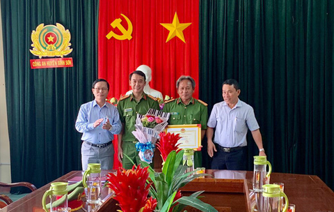 Vụ đường dây dầu DO giả ở Quảng Ngãi: Khen thưởng lực lượng công an - Ảnh 1. Vụ đường dây dầu DO giả ở Quảng Ngãi: Khen thưởng lực lượng công an - Ảnh 1.