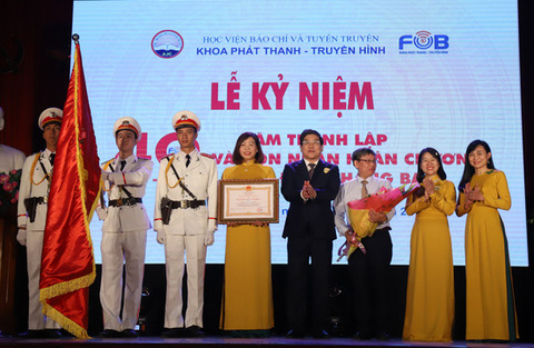 Khoa Phát thanh - truyền hình đón nhận Huân chương Lao động hạng ba - Ảnh 1. Khoa Phát thanh - truyền hình đón nhận Huân chương Lao động hạng ba - Ảnh 1.