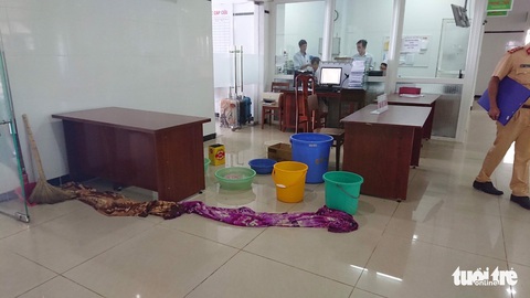 Bệnh viện ngàn tỉ mới bàn giao đã… dột tứ bề - Ảnh 1. Bệnh viện ngàn tỉ mới bàn giao đã… dột tứ bề - Ảnh 1.