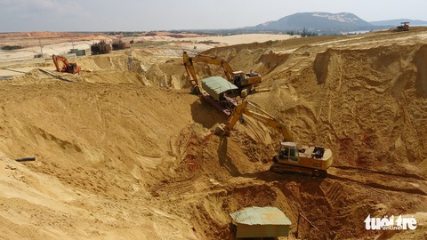 Sập mỏ khai thác quặng titan, một công nhân bị chôn vùi - Ảnh 1. Sập mỏ khai thác quặng titan, một công nhân bị chôn vùi - Ảnh 1.