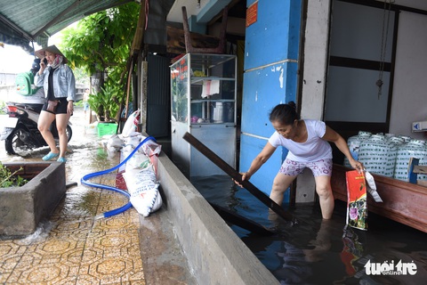 Triều cường tại TP.HCM lập kỷ lục mới 1,77m, người dân lưu ý giờ tan tầm - Ảnh 2. Triều cường tại TP.HCM lập kỷ lục mới 1,77m, người dân lưu ý giờ tan tầm - Ảnh 2.